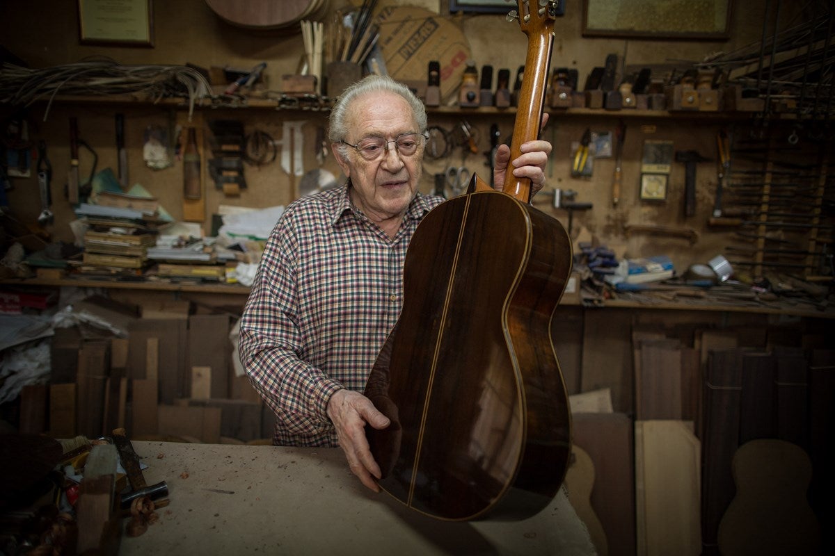 Visitamos el taller de Antonio Marín, leyenda mundialentre los artesanos de la guitarra. E l reportaje completo, aquí 