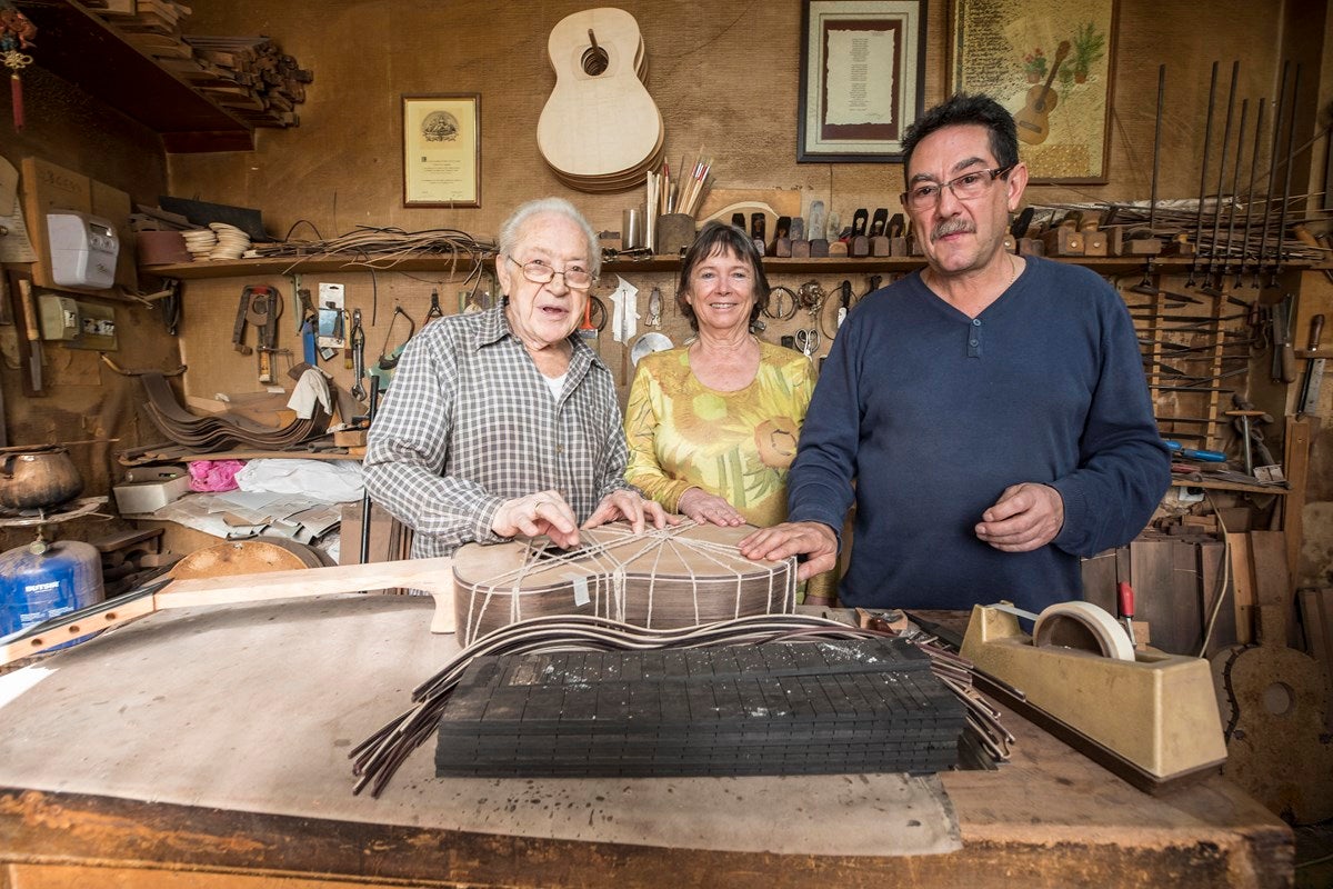 Visitamos el taller de Antonio Marín, leyenda mundialentre los artesanos de la guitarra. E l reportaje completo, aquí 