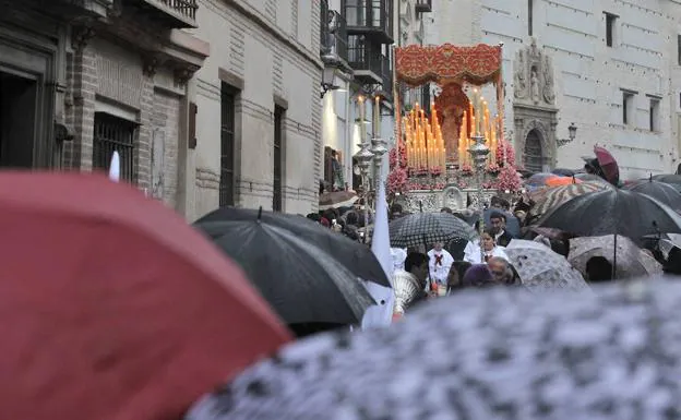 Lluvia en Lunes Santo en Granada. 