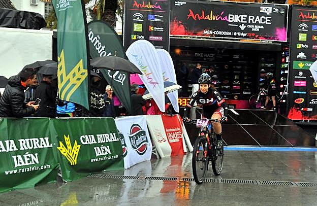 La lluvia añadió plus de dificultad en el estreno.