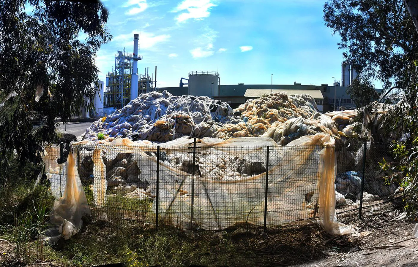 Planta de reciclado. Imágenes de vertidos de plásticos realizados junto a invernaderos de la costa oriental de Granada. 