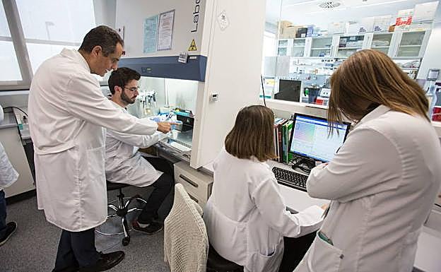 José Antonio Lorente, en los laboratorios de Genyo.