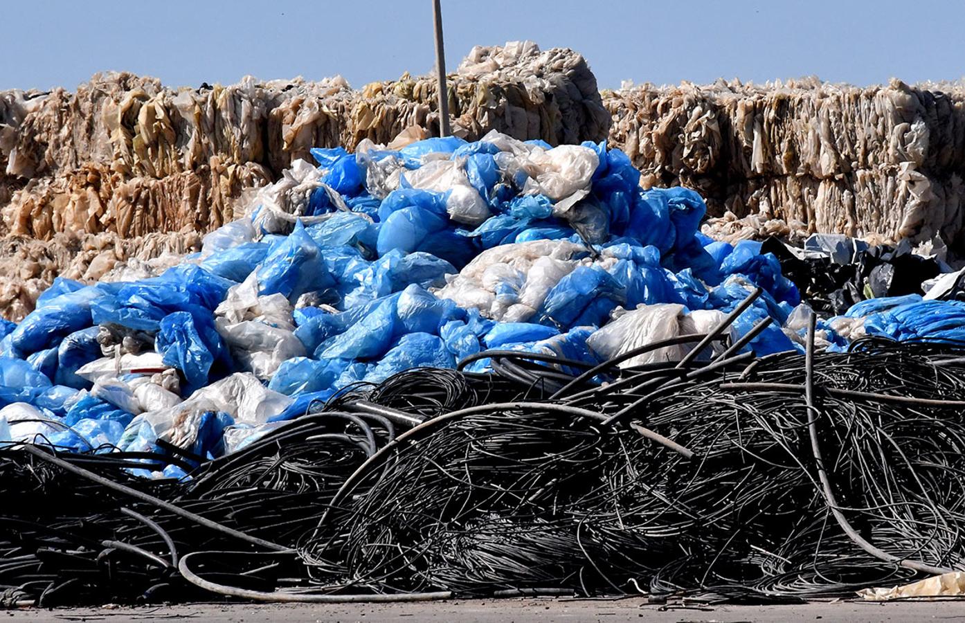 Residuos retirados de invernaderos por sus propios dueños. Imágenes de vertidos de plásticos realizados junto a invernaderos de la costa oriental de Granada. 