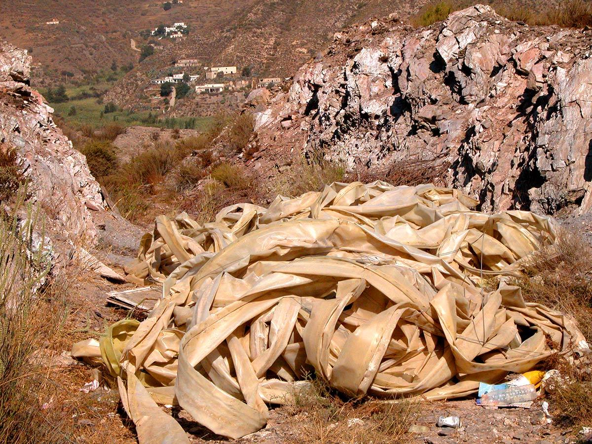 Imágenes de vertidos de plásticos realizados junto a invernaderos de la costa oriental de Granada. 