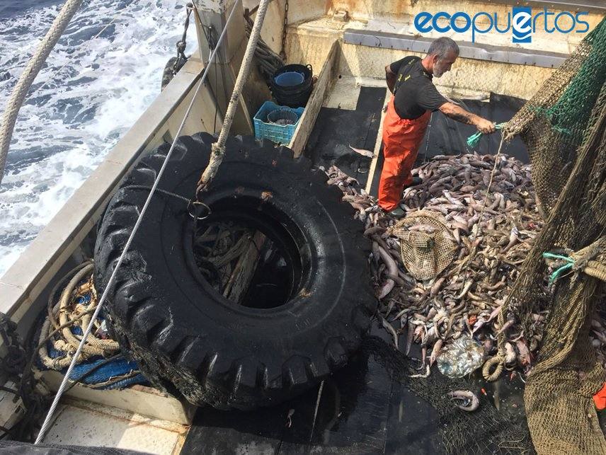 Los pescadores sacaron una rueda que estaba a más de 700 metros de profundidad