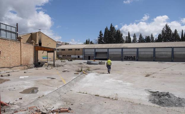 Un obrero de Tragsa camina hacia donde están las vallas que coloca para evitar que los conductores aparquen en el perímetro. 