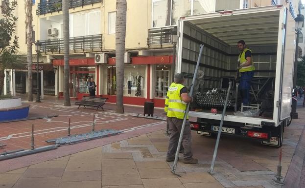 Montando la Carrera Oficial y la Tribuna en la Avenida de Andalucía. 