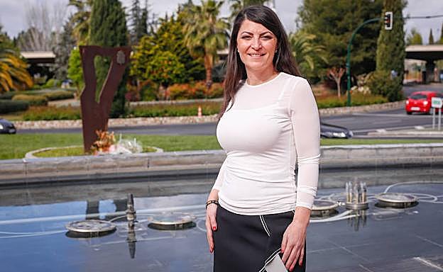 Macarena Olona con la escultura de homenaje a las víctimas del terrorismo en Granada.