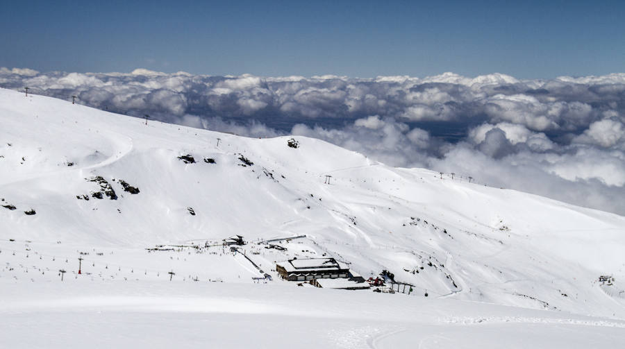 La estación de esquí granadina mantendrá su actividad hasta la primera semana de mayo después de las últimas nevadas caídas desde el pasado fin de semana