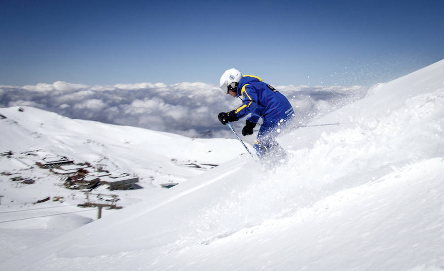 La estación de esquí granadina mantendrá su actividad hasta la primera semana de mayo después de las últimas nevadas caídas desde el pasado fin de semana