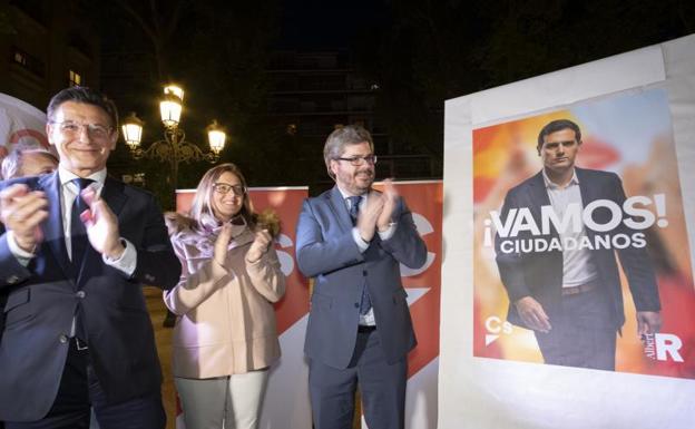 Fran Hervías y Luis Salvador aplauden después de descrubrir el cartel de campaña de Ciudadanos en la Plaza del Campillo de Granada.