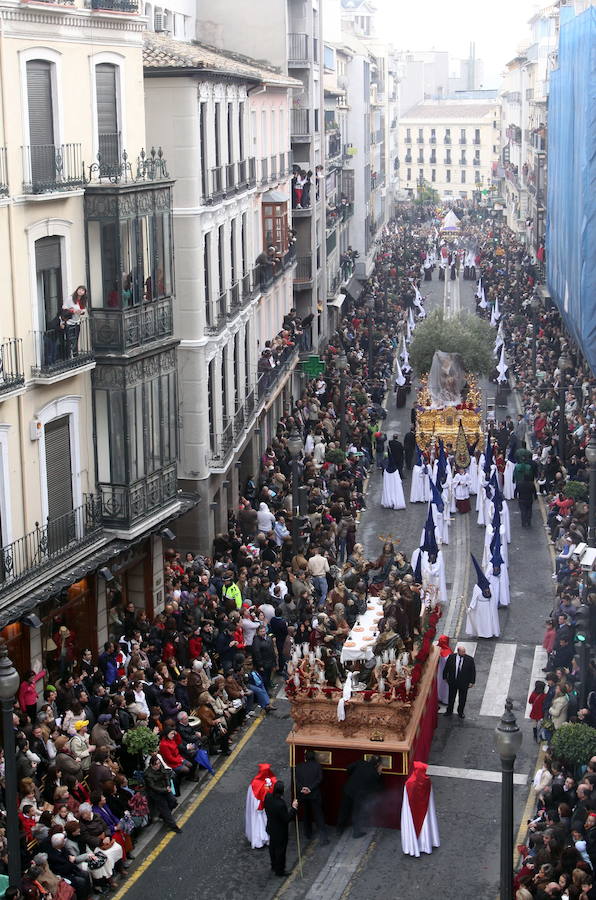 Desfile histórico a su paso por Reyes Católicos