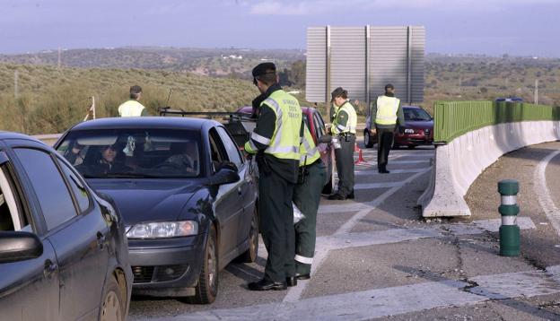 Guardia Civil de Tráfico en un control en la A-44 en una operación salida en imagen de archivo.