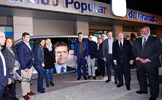 Candidatos y dirgientes del PP de Granada, en la puerta de la sede del partido en Avenida América.