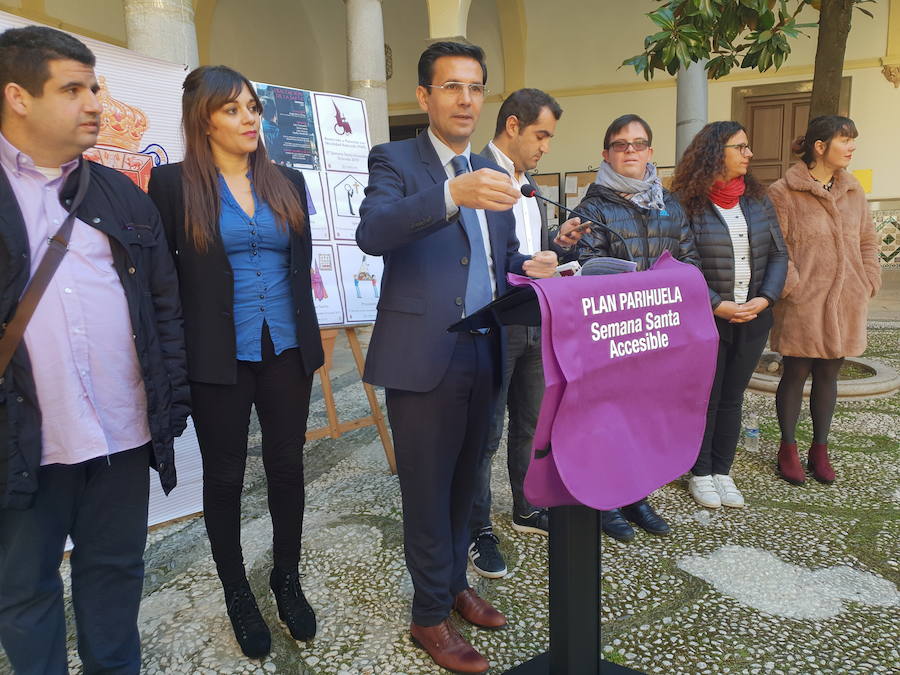 El alcalde de Granada, Francisco Cuenca, durante la presentación de los datos turísticos para esta Semana Santa.