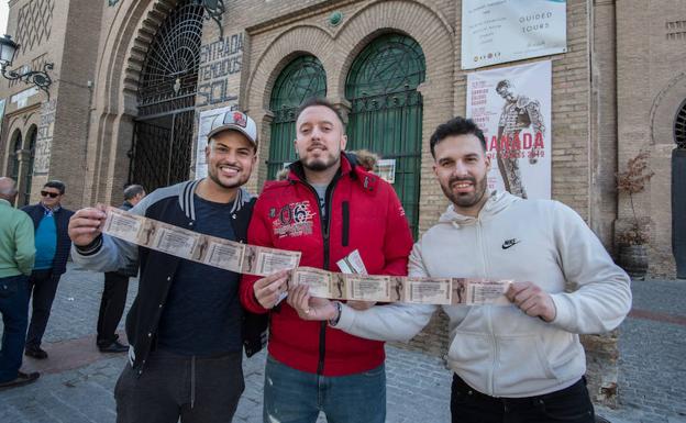 Tres jóvenes muestran su abono recién adquirido en las taquillas de la monumental. 