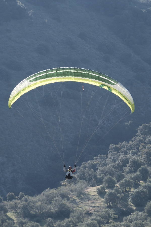 El Campeonato de España y de Andalucía de Parapente de Precisión de las categorías absoluta masculina y femenina se celebra en Cenes este fin de semana