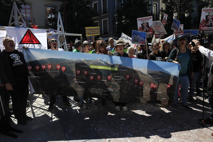La manifestación ha comenzado en la Plaza del Carmen y ha discurrido por las calles Reyes Católicos y Gran Vía de Colón hasta llegar a los Jardines del Triunfo, donde se ha leído un manifiesto y una carta elaborada por la Red de Apoyo Mutuo en Respuesta a los Megaproyectos Energéticos