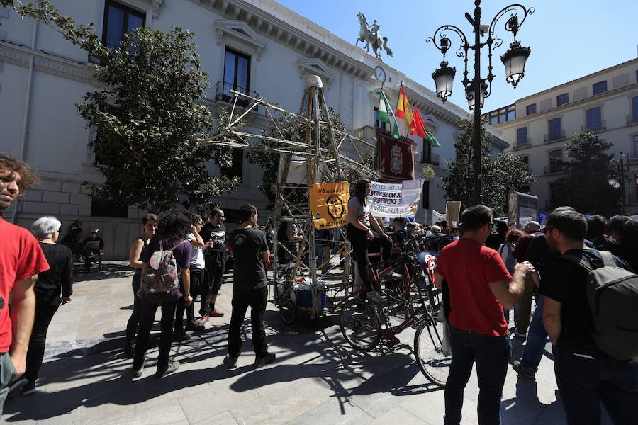 La manifestación ha comenzado en la Plaza del Carmen y ha discurrido por las calles Reyes Católicos y Gran Vía de Colón hasta llegar a los Jardines del Triunfo, donde se ha leído un manifiesto y una carta elaborada por la Red de Apoyo Mutuo en Respuesta a los Megaproyectos Energéticos