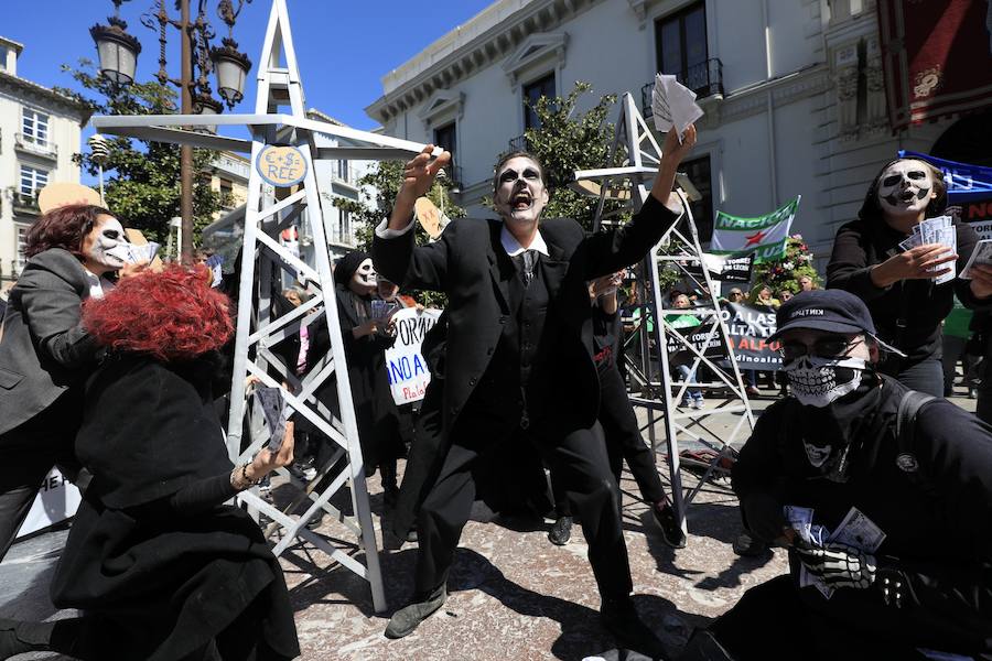 La manifestación ha comenzado en la Plaza del Carmen y ha discurrido por las calles Reyes Católicos y Gran Vía de Colón hasta llegar a los Jardines del Triunfo, donde se ha leído un manifiesto y una carta elaborada por la Red de Apoyo Mutuo en Respuesta a los Megaproyectos Energéticos