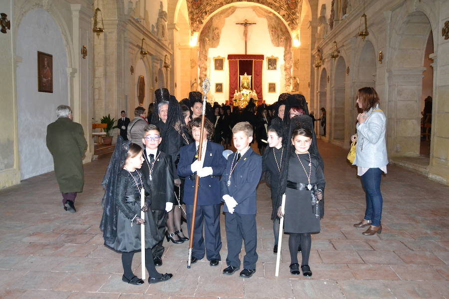 El Viernes de Dolores, la imagen de la Patrona de Alhama realizó su recorrido habitual hasta el Barrio de la Joya acompañada por centenares de alhameños y devotos de esta Virgen procedentes de otros puntos de Granada.