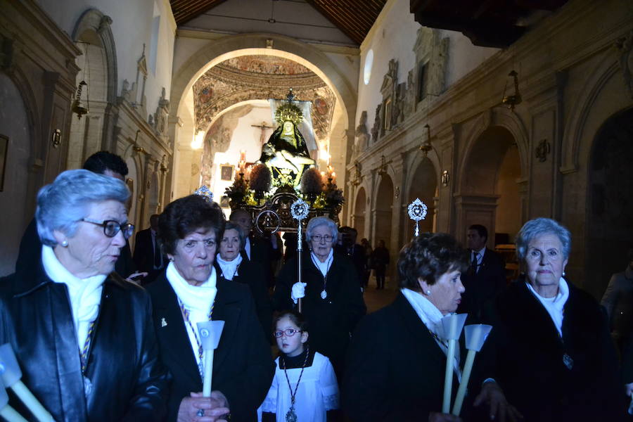 El Viernes de Dolores, la imagen de la Patrona de Alhama realizó su recorrido habitual hasta el Barrio de la Joya acompañada por centenares de alhameños y devotos de esta Virgen procedentes de otros puntos de Granada.