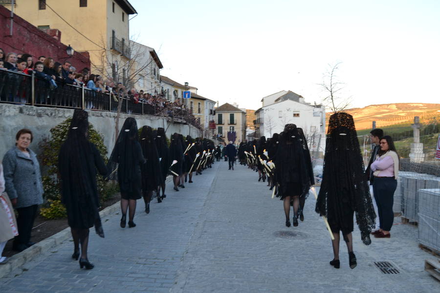 El Viernes de Dolores, la imagen de la Patrona de Alhama realizó su recorrido habitual hasta el Barrio de la Joya acompañada por centenares de alhameños y devotos de esta Virgen procedentes de otros puntos de Granada.