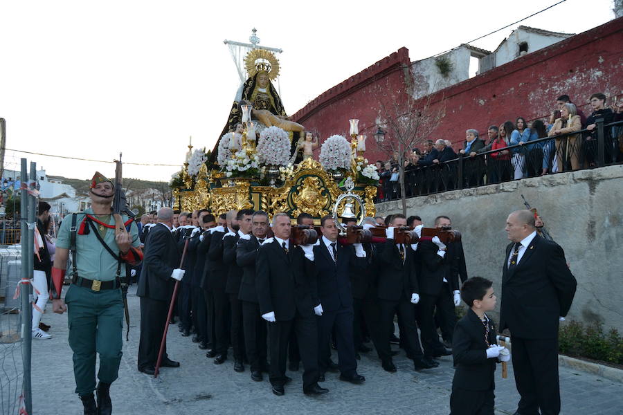 El Viernes de Dolores, la imagen de la Patrona de Alhama realizó su recorrido habitual hasta el Barrio de la Joya acompañada por centenares de alhameños y devotos de esta Virgen procedentes de otros puntos de Granada.