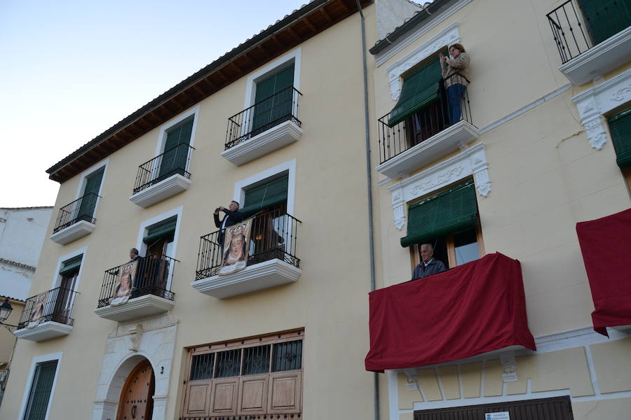 El Viernes de Dolores, la imagen de la Patrona de Alhama realizó su recorrido habitual hasta el Barrio de la Joya acompañada por centenares de alhameños y devotos de esta Virgen procedentes de otros puntos de Granada.