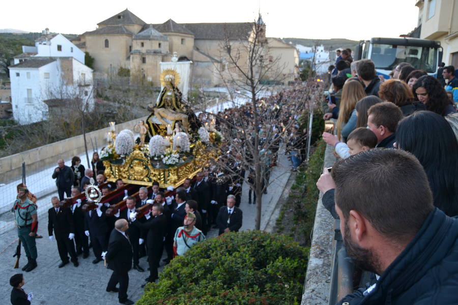 El Viernes de Dolores, la imagen de la Patrona de Alhama realizó su recorrido habitual hasta el Barrio de la Joya acompañada por centenares de alhameños y devotos de esta Virgen procedentes de otros puntos de Granada.