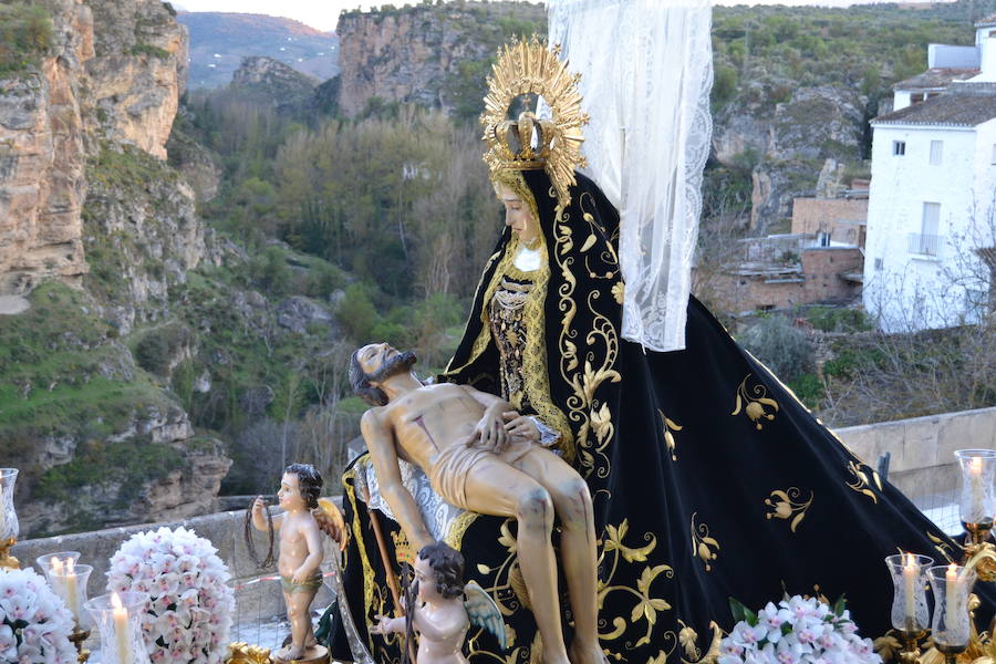 El Viernes de Dolores, la imagen de la Patrona de Alhama realizó su recorrido habitual hasta el Barrio de la Joya acompañada por centenares de alhameños y devotos de esta Virgen procedentes de otros puntos de Granada.