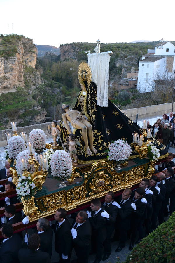 El Viernes de Dolores, la imagen de la Patrona de Alhama realizó su recorrido habitual hasta el Barrio de la Joya acompañada por centenares de alhameños y devotos de esta Virgen procedentes de otros puntos de Granada.