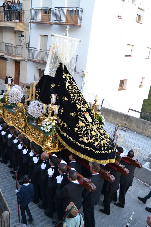 El Viernes de Dolores, la imagen de la Patrona de Alhama realizó su recorrido habitual hasta el Barrio de la Joya acompañada por centenares de alhameños y devotos de esta Virgen procedentes de otros puntos de Granada.