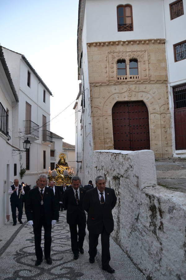 El Viernes de Dolores, la imagen de la Patrona de Alhama realizó su recorrido habitual hasta el Barrio de la Joya acompañada por centenares de alhameños y devotos de esta Virgen procedentes de otros puntos de Granada.