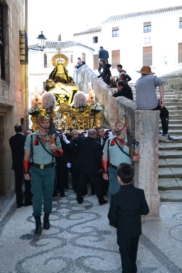 El Viernes de Dolores, la imagen de la Patrona de Alhama realizó su recorrido habitual hasta el Barrio de la Joya acompañada por centenares de alhameños y devotos de esta Virgen procedentes de otros puntos de Granada.