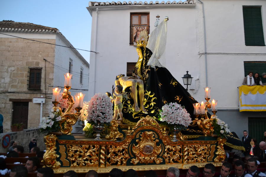 El Viernes de Dolores, la imagen de la Patrona de Alhama realizó su recorrido habitual hasta el Barrio de la Joya acompañada por centenares de alhameños y devotos de esta Virgen procedentes de otros puntos de Granada.