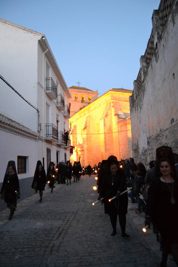 El Viernes de Dolores, la imagen de la Patrona de Alhama realizó su recorrido habitual hasta el Barrio de la Joya acompañada por centenares de alhameños y devotos de esta Virgen procedentes de otros puntos de Granada.