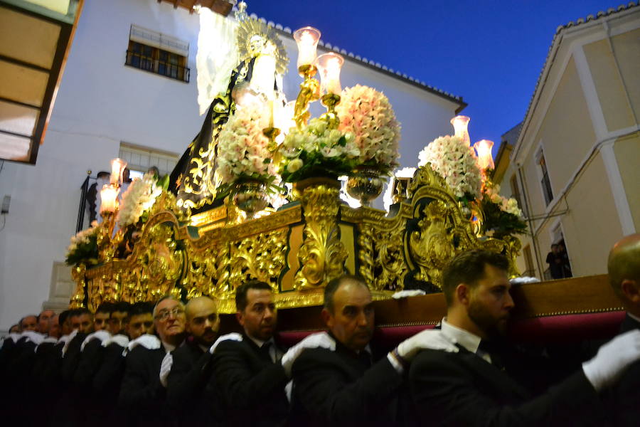 El Viernes de Dolores, la imagen de la Patrona de Alhama realizó su recorrido habitual hasta el Barrio de la Joya acompañada por centenares de alhameños y devotos de esta Virgen procedentes de otros puntos de Granada.