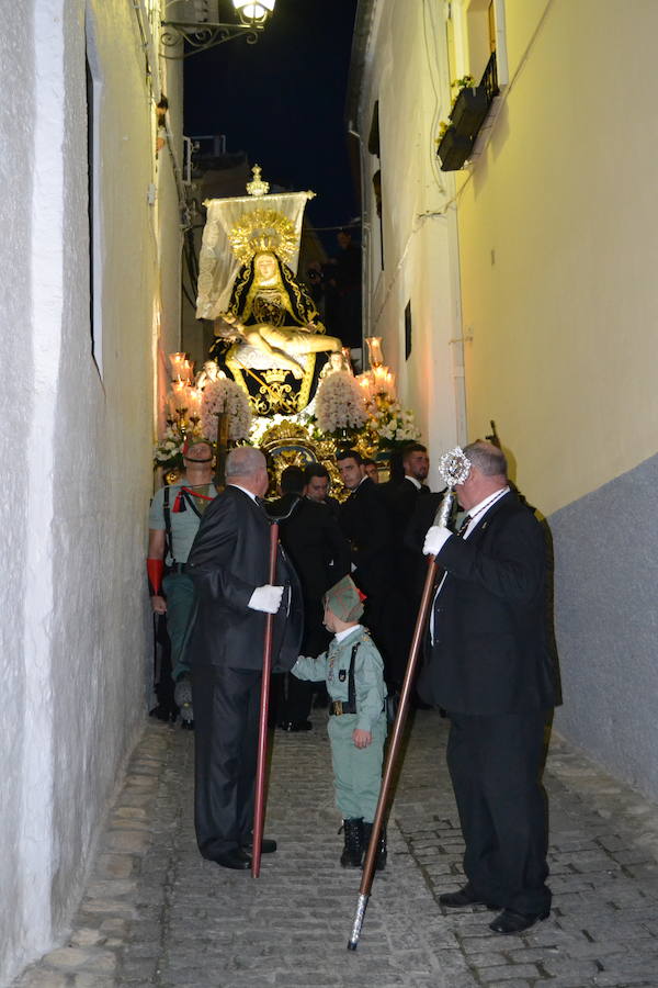 El Viernes de Dolores, la imagen de la Patrona de Alhama realizó su recorrido habitual hasta el Barrio de la Joya acompañada por centenares de alhameños y devotos de esta Virgen procedentes de otros puntos de Granada.