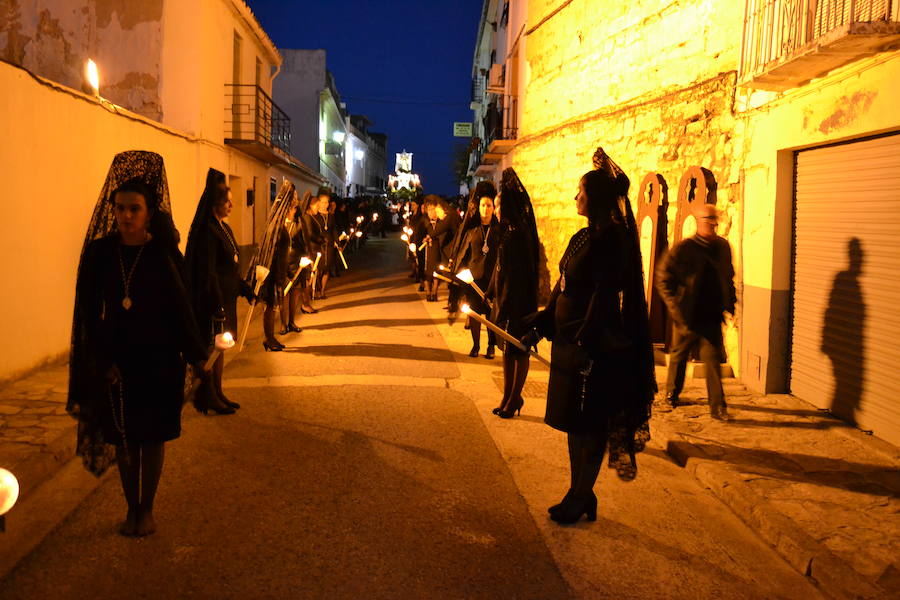 El Viernes de Dolores, la imagen de la Patrona de Alhama realizó su recorrido habitual hasta el Barrio de la Joya acompañada por centenares de alhameños y devotos de esta Virgen procedentes de otros puntos de Granada.