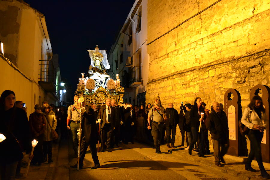 El Viernes de Dolores, la imagen de la Patrona de Alhama realizó su recorrido habitual hasta el Barrio de la Joya acompañada por centenares de alhameños y devotos de esta Virgen procedentes de otros puntos de Granada.