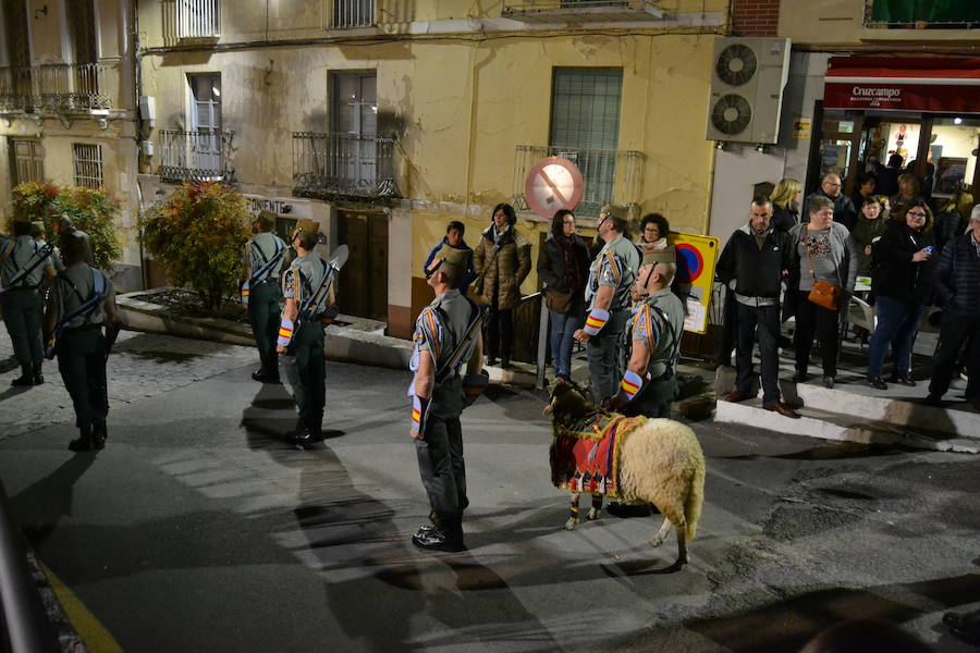 El Viernes de Dolores, la imagen de la Patrona de Alhama realizó su recorrido habitual hasta el Barrio de la Joya acompañada por centenares de alhameños y devotos de esta Virgen procedentes de otros puntos de Granada.