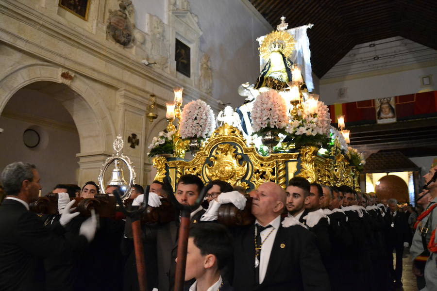 El Viernes de Dolores, la imagen de la Patrona de Alhama realizó su recorrido habitual hasta el Barrio de la Joya acompañada por centenares de alhameños y devotos de esta Virgen procedentes de otros puntos de Granada.