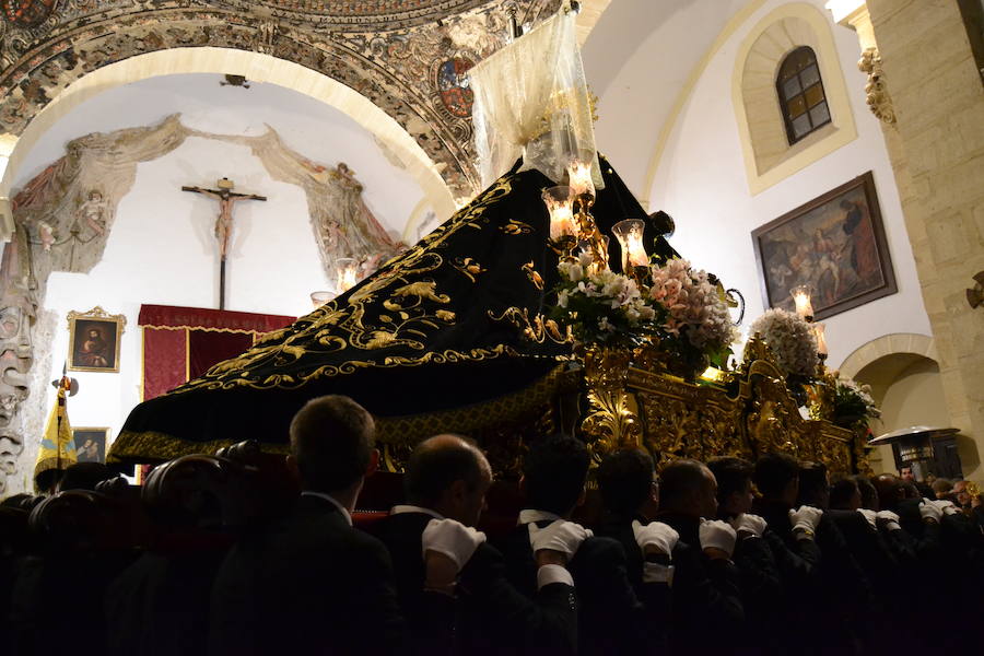 El Viernes de Dolores, la imagen de la Patrona de Alhama realizó su recorrido habitual hasta el Barrio de la Joya acompañada por centenares de alhameños y devotos de esta Virgen procedentes de otros puntos de Granada.