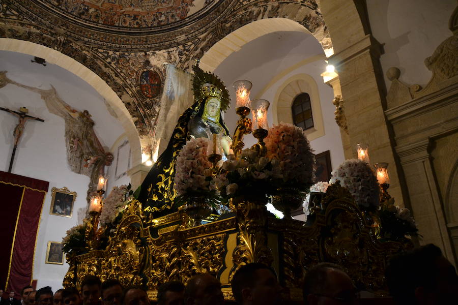 El Viernes de Dolores, la imagen de la Patrona de Alhama realizó su recorrido habitual hasta el Barrio de la Joya acompañada por centenares de alhameños y devotos de esta Virgen procedentes de otros puntos de Granada.