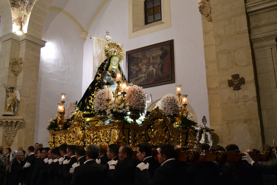 El Viernes de Dolores, la imagen de la Patrona de Alhama realizó su recorrido habitual hasta el Barrio de la Joya acompañada por centenares de alhameños y devotos de esta Virgen procedentes de otros puntos de Granada.