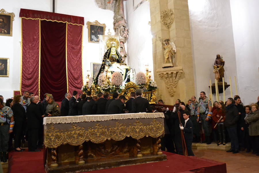 El Viernes de Dolores, la imagen de la Patrona de Alhama realizó su recorrido habitual hasta el Barrio de la Joya acompañada por centenares de alhameños y devotos de esta Virgen procedentes de otros puntos de Granada.