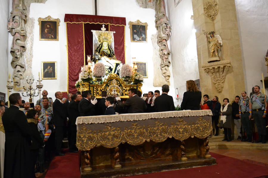 El Viernes de Dolores, la imagen de la Patrona de Alhama realizó su recorrido habitual hasta el Barrio de la Joya acompañada por centenares de alhameños y devotos de esta Virgen procedentes de otros puntos de Granada.