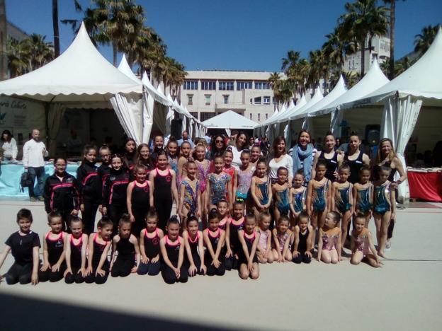 Foto de familia de las participantes en las exhibiciones de gimnasia en la Plaza Mayor. 