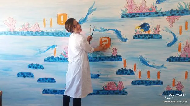 Eve Mae, dibujante jienense, pintando las paredes de Pediatría del Hospital de Jaén.